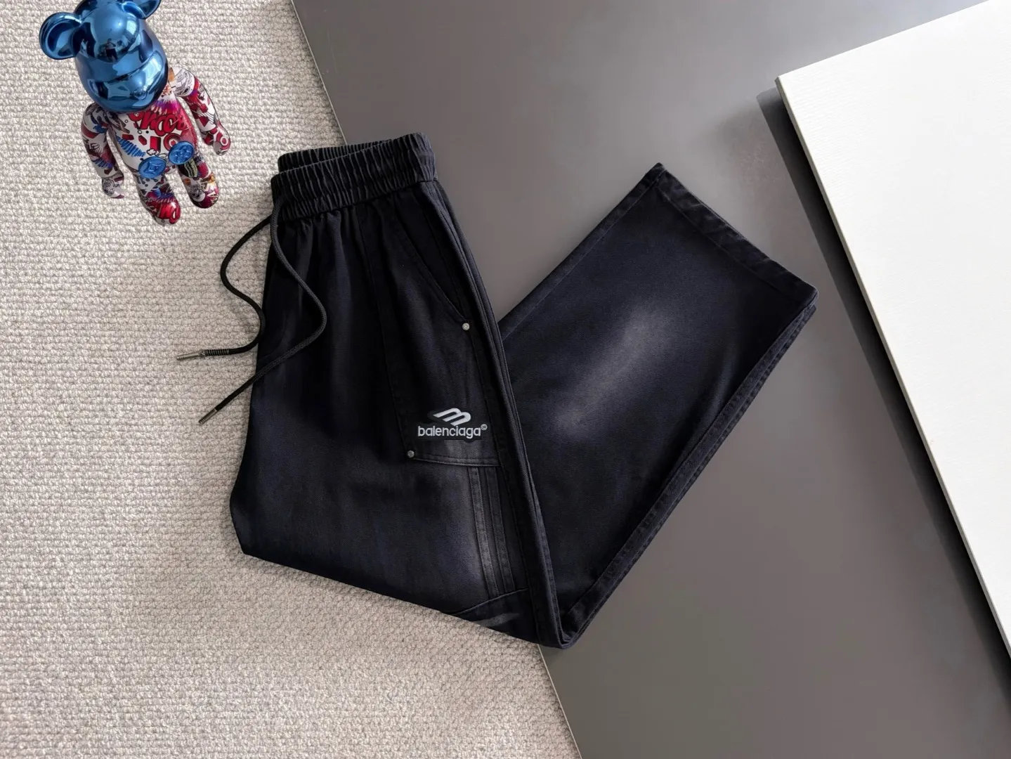 Shipped next day P195 Balenciaga 2026 Summer New Arrival elastic band casual pants, counter-customized fabrics, Breathable, high comfort, impeccable details, brand element design concept, reflecting high quality. It feels delicate and soft! It presents a casual cut and the upper body shape is great! Sizes:S-3XL